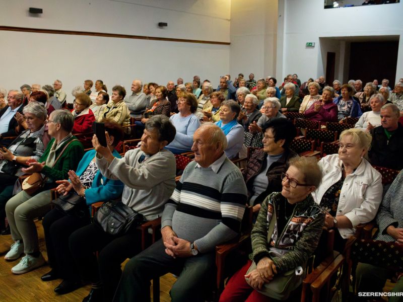 Az idősek világnapja alkalmából Szerencs Város Önkormányzata, valamint a Szerencsi Művelődési Közpon