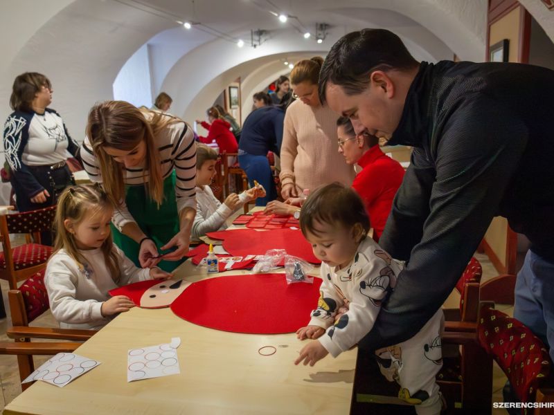 Szerencsen is fellobbant december 1-én az első gyertya a város adventi koszorúján. A gyertyagyújtást