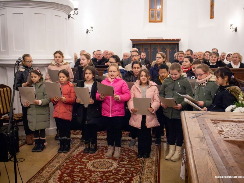 Adventi dallamok töltötték be a szerencsi református templomot december 17-én, ahol meghitt hangulat