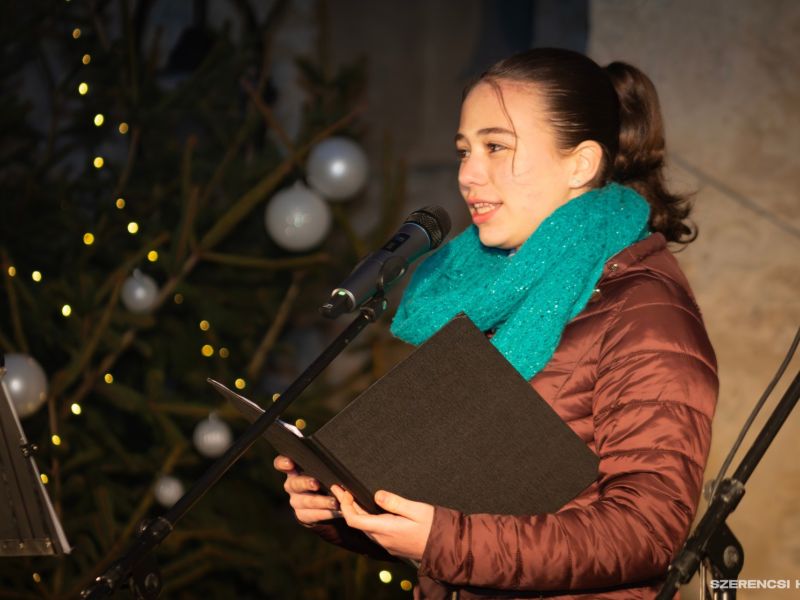 A hagyományoknak megfelelően lángra lobbant a reményt szimbolizáló gyertya a város adventi koszorújá