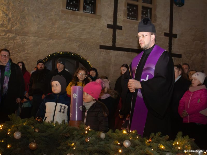 A hagyományoknak megfelelően lángra lobbant a reményt szimbolizáló gyertya a város adventi koszorújá