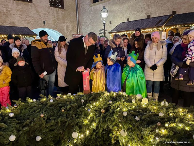 A harmadik örömöt szimbolizáló gyertya december 15-én lobbant lángra. A megjelenteket Balázs Pál ref