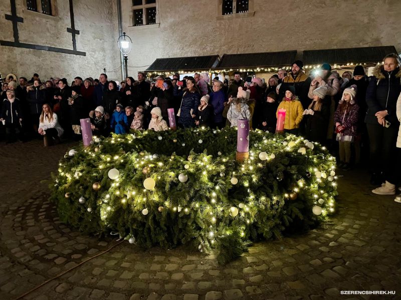 A harmadik örömöt szimbolizáló gyertya december 15-én lobbant lángra. A megjelenteket Balázs Pál ref