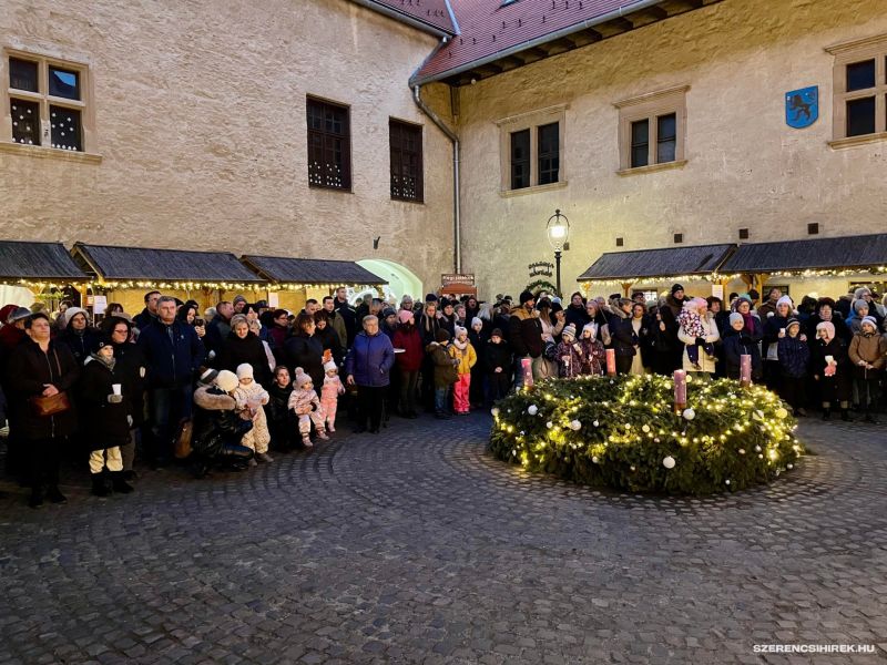 A harmadik örömöt szimbolizáló gyertya december 15-én lobbant lángra. A megjelenteket Balázs Pál ref