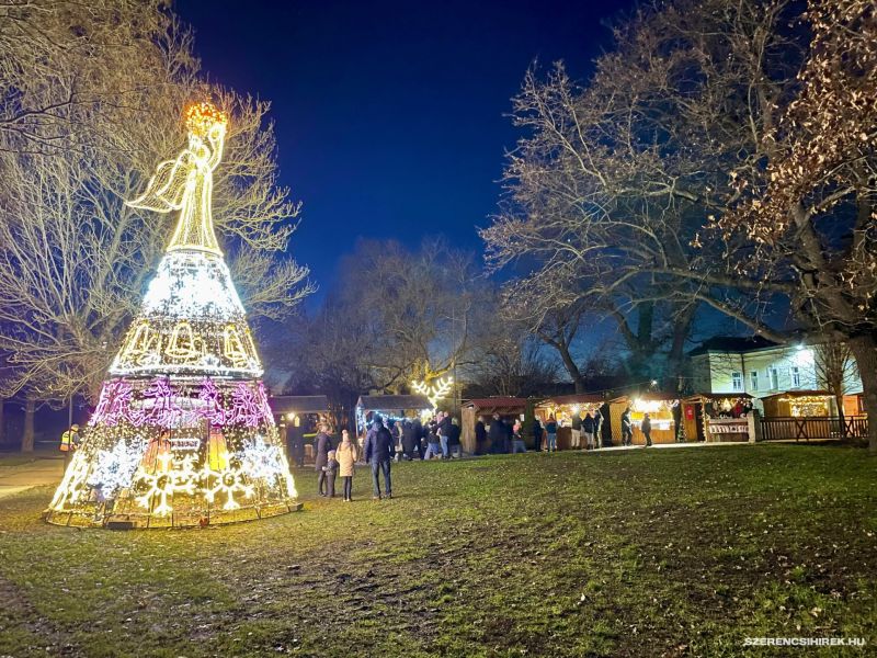 A harmadik örömöt szimbolizáló gyertya december 15-én lobbant lángra. A megjelenteket Balázs Pál ref