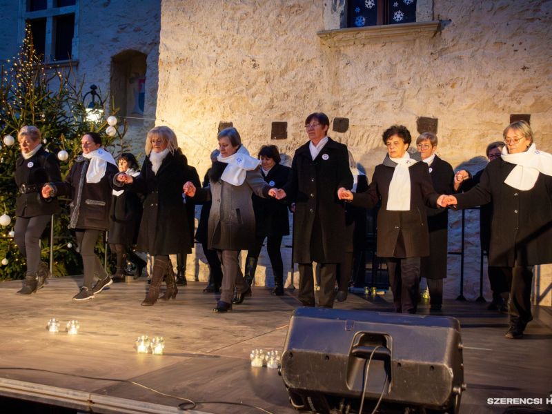 Városunk adventi koszorúján december 22-én fellobbant az utolsó gyertya lángja. A gyertyagyújtást me