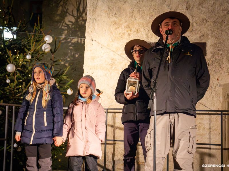 Városunk adventi koszorúján december 22-én fellobbant az utolsó gyertya lángja. A gyertyagyújtást me