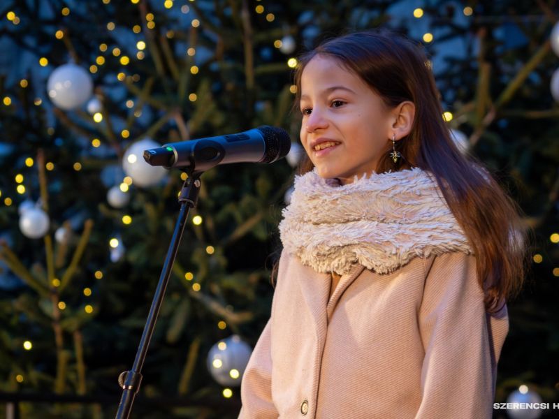 Városunk adventi koszorúján december 22-én fellobbant az utolsó gyertya lángja. A gyertyagyújtást me