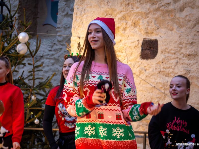 Városunk adventi koszorúján december 22-én fellobbant az utolsó gyertya lángja. A gyertyagyújtást me