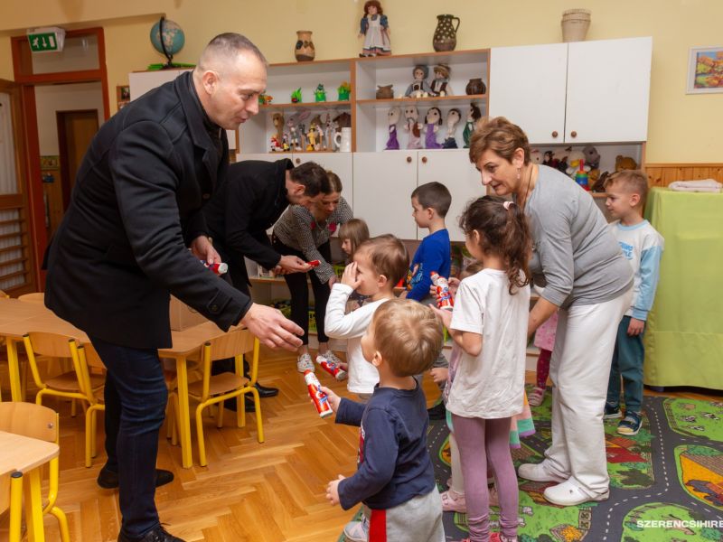 Szerencsen már hosszú évek óta hagyomány, hogy az önkormányzati képviselők az ünnepek közeledtével a