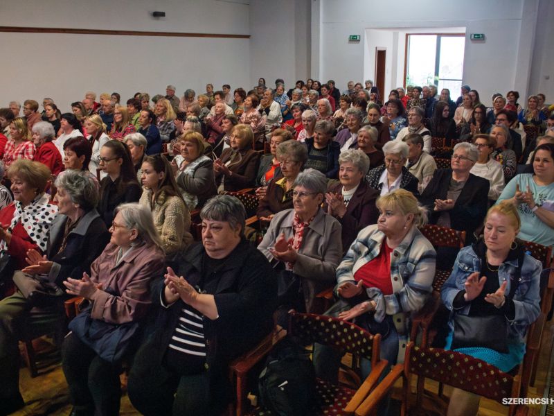 Szerencs Város Önkormányzata a nemzetközi nőnap alkalmából március 8-án köszöntötte a város lányait,