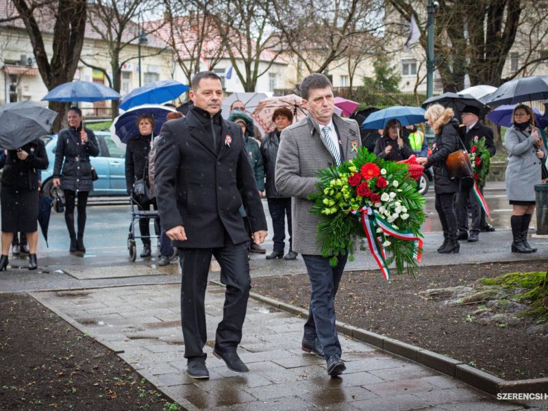 Szerencs Város Önkormányzata, valamint a Szerencsi Művelődési Központ és Könyvtár március 15-én az 1