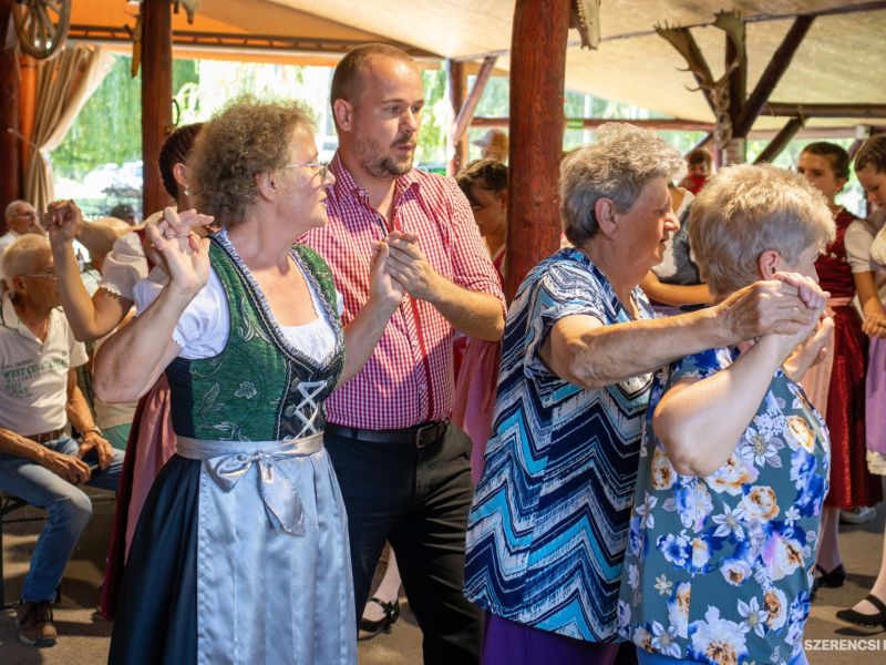 Vidám hangulat, sváb dallamok és a találkozás öröme jellemezte a Szerencs Város Német Nemzetiségi Ön