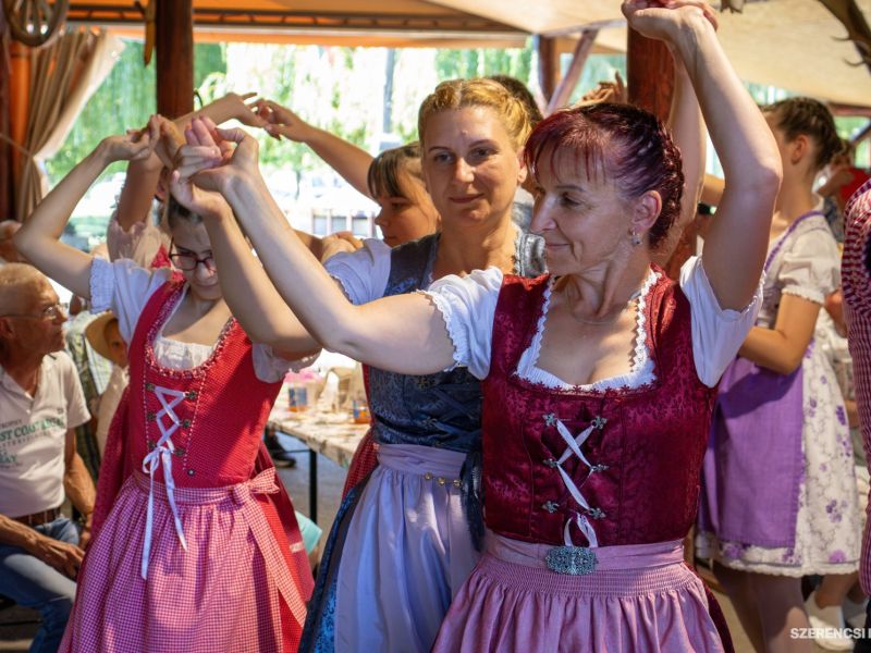 Vidám hangulat, sváb dallamok és a találkozás öröme jellemezte a Szerencs Város Német Nemzetiségi Ön