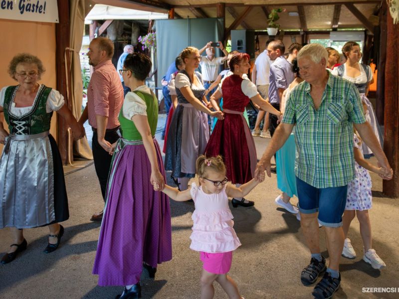Vidám hangulat, sváb dallamok és a találkozás öröme jellemezte a Szerencs Város Német Nemzetiségi Ön
