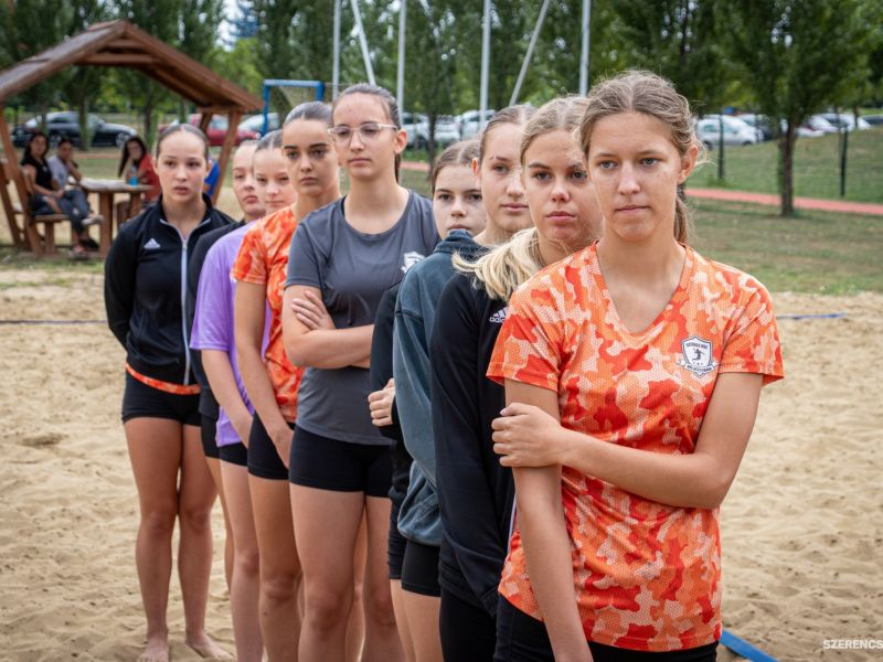 A hűvös szél sem tudta lehűteni a szíveket a II. Márton Julcsi Strandkézilabda Tornán, ahol a sportb