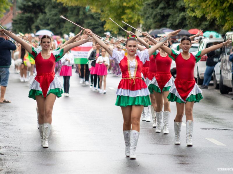 Hat hosszú év után, augusztus 22-én ismét ünneplő tömegtől volt hangos a szerencsi Rákóczi út. Vissz