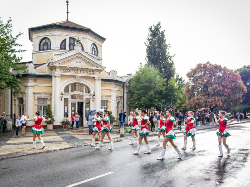 Hat hosszú év után, augusztus 22-én ismét ünneplő tömegtől volt hangos a szerencsi Rákóczi út. Vissz
