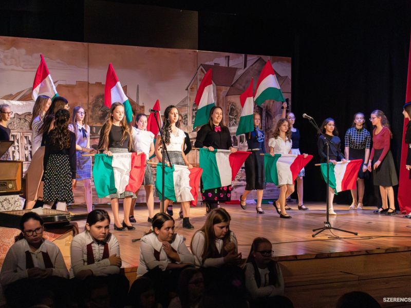 Az 1956-os forradalom és szabadságharcra emlékeztek október 22-én Szerencsen. A reggeli iskolai műso