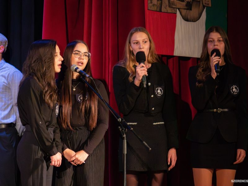 Az 1956-os forradalom és szabadságharcra emlékeztek október 22-én Szerencsen. A reggeli iskolai műso