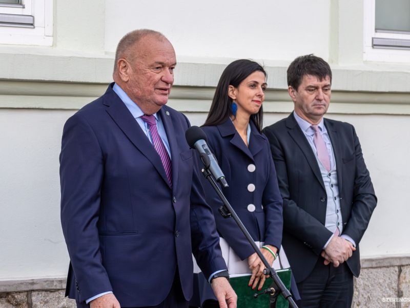 Jókai Mór születésének 200. évfordulója alkalmából avattak új emléktáblát Szerencsen, a Jókai utcába