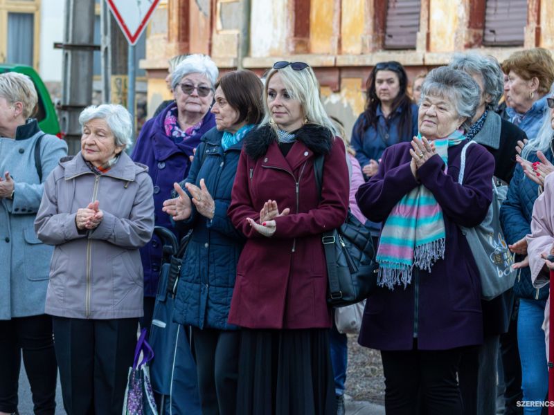 Jókai Mór születésének 200. évfordulója alkalmából avattak új emléktáblát Szerencsen, a Jókai utcába