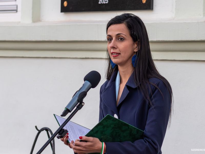 Jókai Mór születésének 200. évfordulója alkalmából avattak új emléktáblát Szerencsen, a Jókai utcába