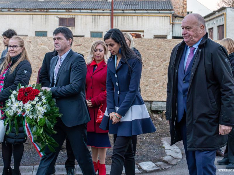 Jókai Mór születésének 200. évfordulója alkalmából avattak új emléktáblát Szerencsen, a Jókai utcába