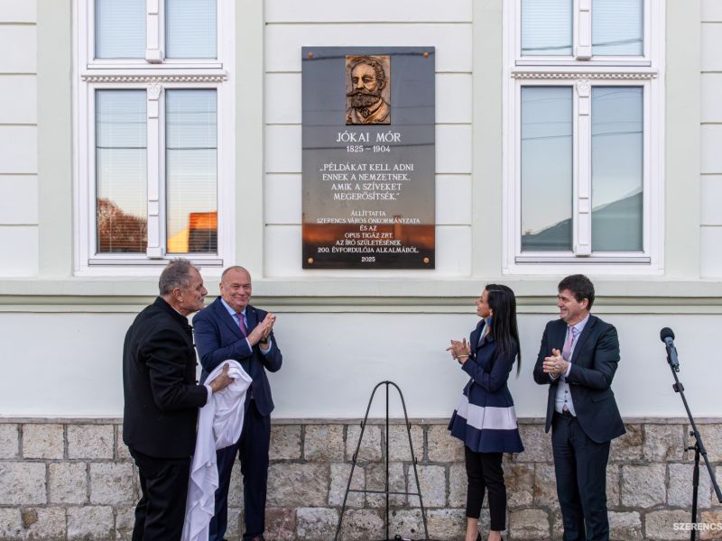Jókai Mór születésének 200. évfordulója alkalmából avattak új emléktáblát Szerencsen, a Jókai utcába