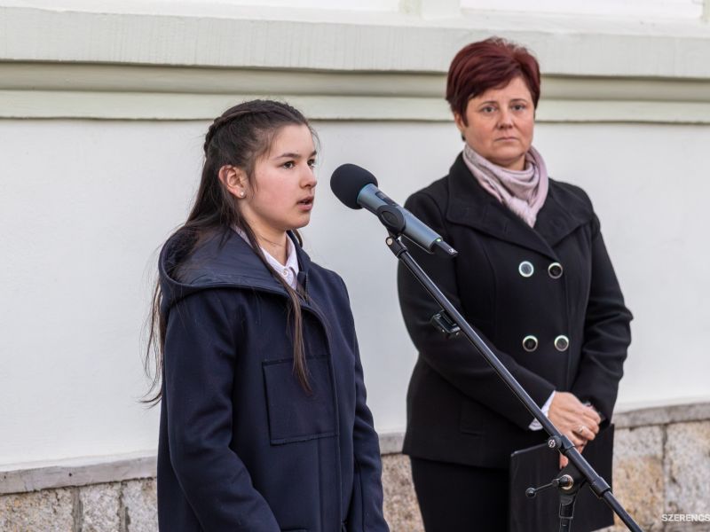Jókai Mór születésének 200. évfordulója alkalmából avattak új emléktáblát Szerencsen, a Jókai utcába