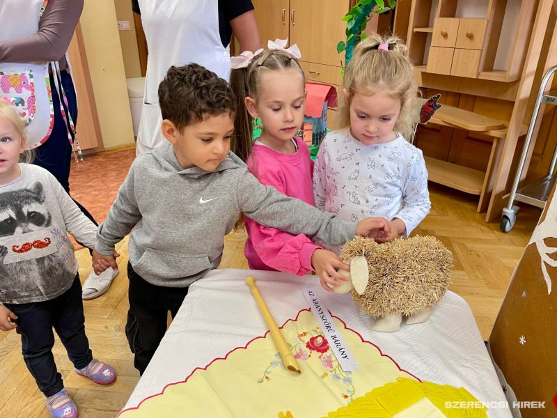 A Szerencsi Óvoda és Bölcsőde, Gyárkerti épületében október 2-án minden a magyar népmeséről szólt. A