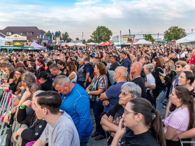 Augusztus 22-én kora este hivatalosan is kezdetét vette a Szerencsi Artúr Napok Fesztivál. A közönsé